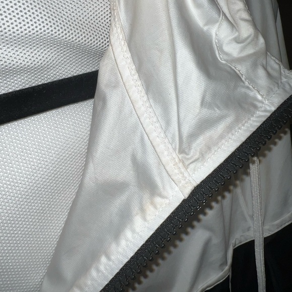 Women’s Nike Windbreaker - Picture 7 of 8